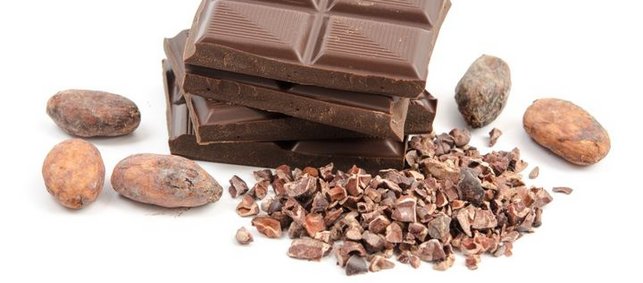 Kakaobohnen und Tafeln Schokoladen