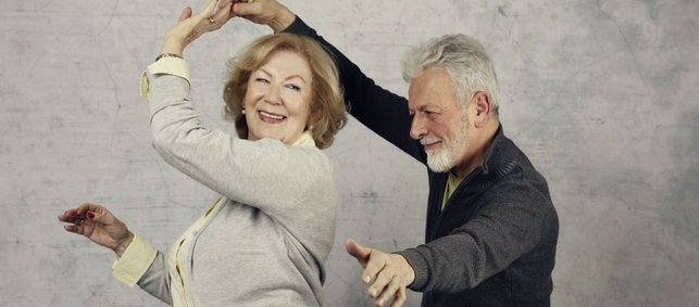 Ältere Paar tanzt