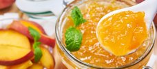 Marmelade in Gläsern mit frischen Früchten