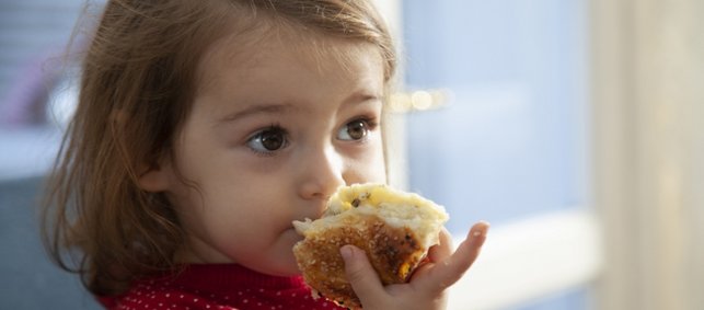 Ein 2jähriges Mädchen isst 