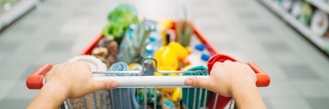 Einkaufswagen im Supermarkt