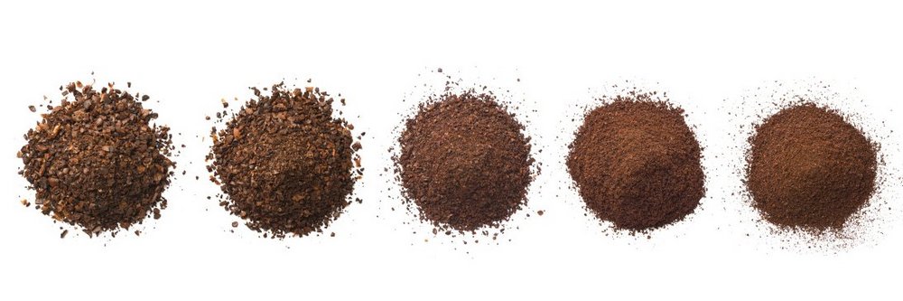 Fünf kleine Häufchen unterschiedlich fein gemahlener Kaffee liegen auf weißem Grund nebeneinander.