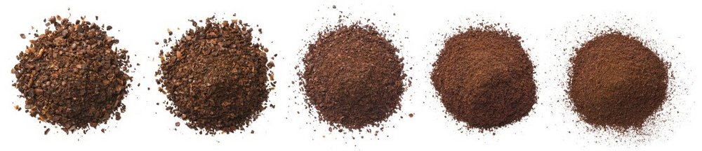 Fünf kleine Häufchen unterschiedlich fein gemahlener Kaffee liegen auf weißem Grund nebeneinander.