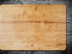 Zerkratztes Schneidebrett aus Holz.