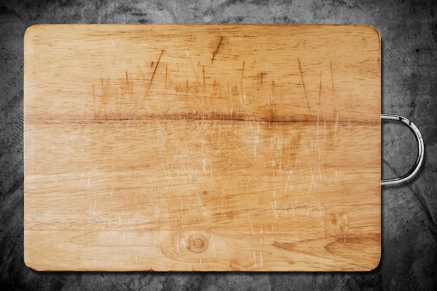 Zerkratztes Schneidebrett aus Holz.