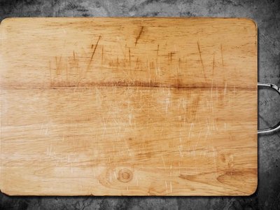Zerkratztes Schneidebrett aus Holz.