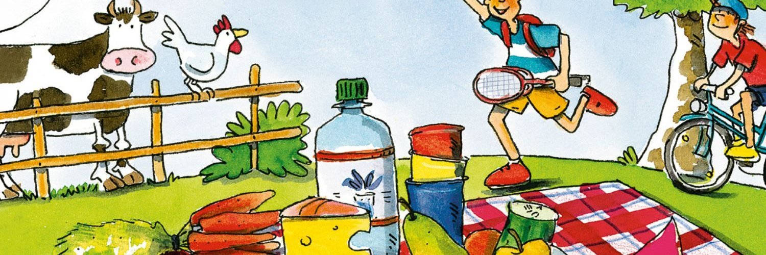 Bunte Illustration von der Vorderseite des Entdeckerheftes. Auf einer Wiese liegt eine karierte Picknickdecke mit Gemüse, Obst, Brot, Käse und einer Flasche Wasser. Ein Mädchen mit einem Tennisschläger in der Hand kommt angelaufen. Hinter ihr fährt ein Junge mit einem Fahrrad. Im Hintergrund sieht man eine Kuh und ein Huhn.     