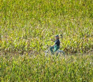 Landwirt auf Fahrrad