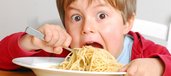 Junge mampft Spaghetti pur.