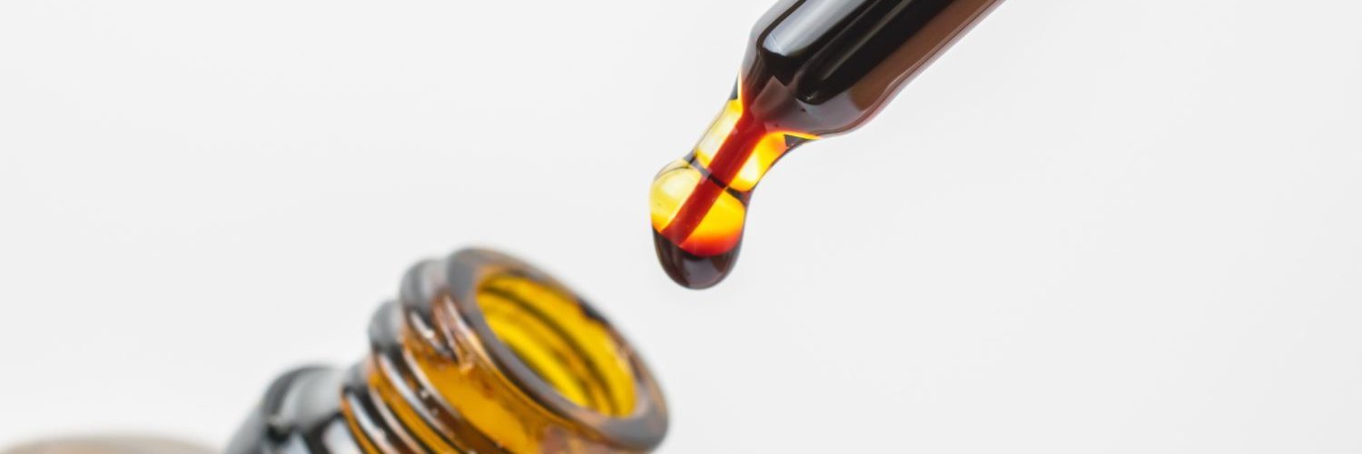 Ein Tropfen Lugol´sche Lösung tropft aus einer Pipette.