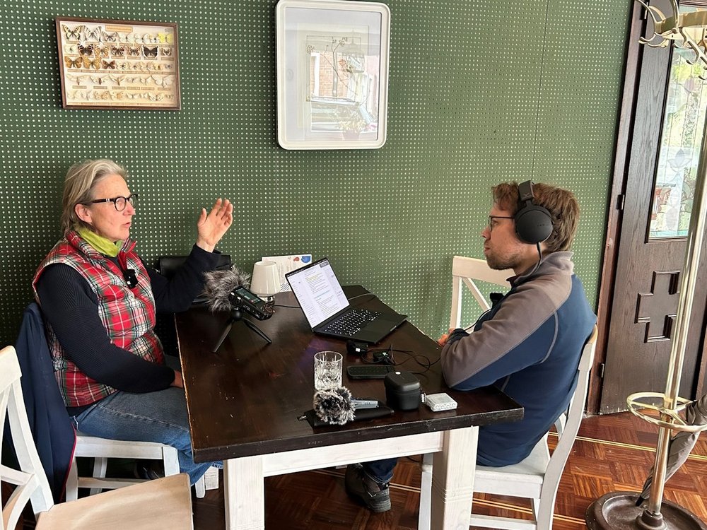 Eine Frau und ein Mann sitzen an einem Tisch und reden.