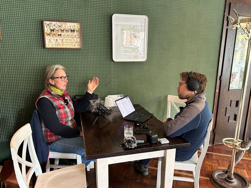 Eine Frau und ein Mann sitzen an einem Tisch und reden.