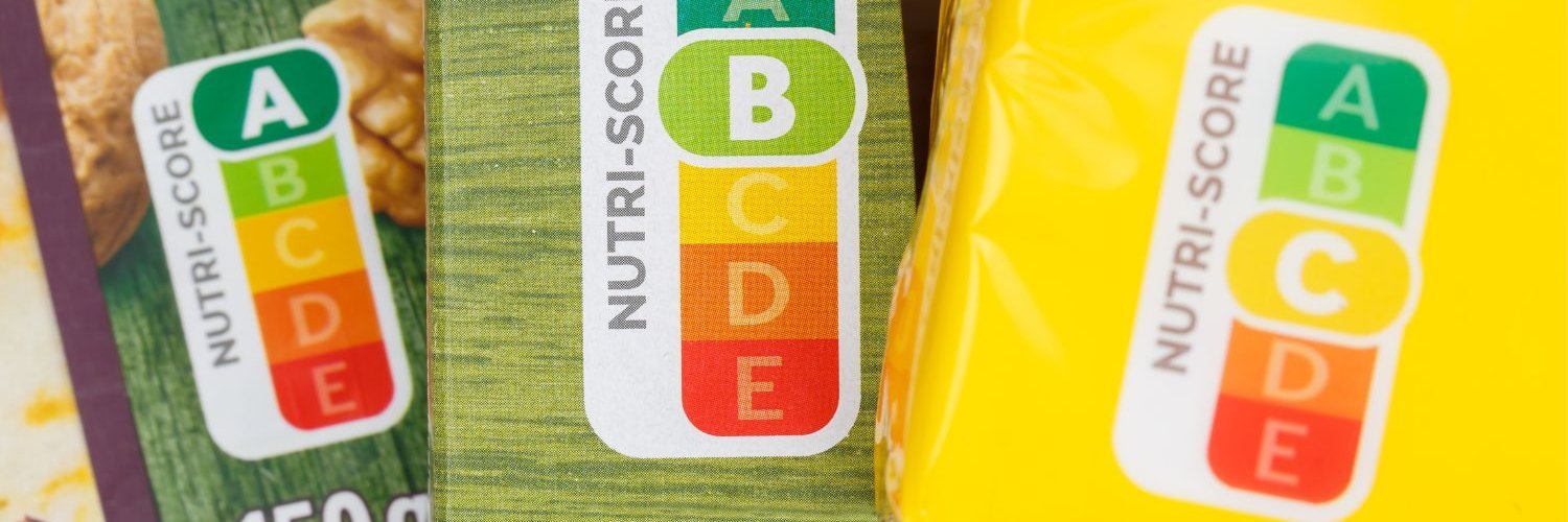 Auf drei Lebensmitteln ist der Nutri-Score angebracht. 