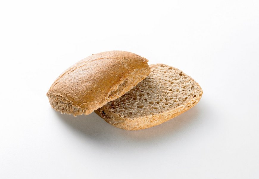 Ein aufgeschnittenes Vollkornbrötchen.