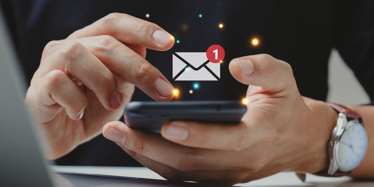 Zwei Hände halten ein Mobiltelefon. . Artikel "Newsletter für die Ernährungsbildung" öffnen.
