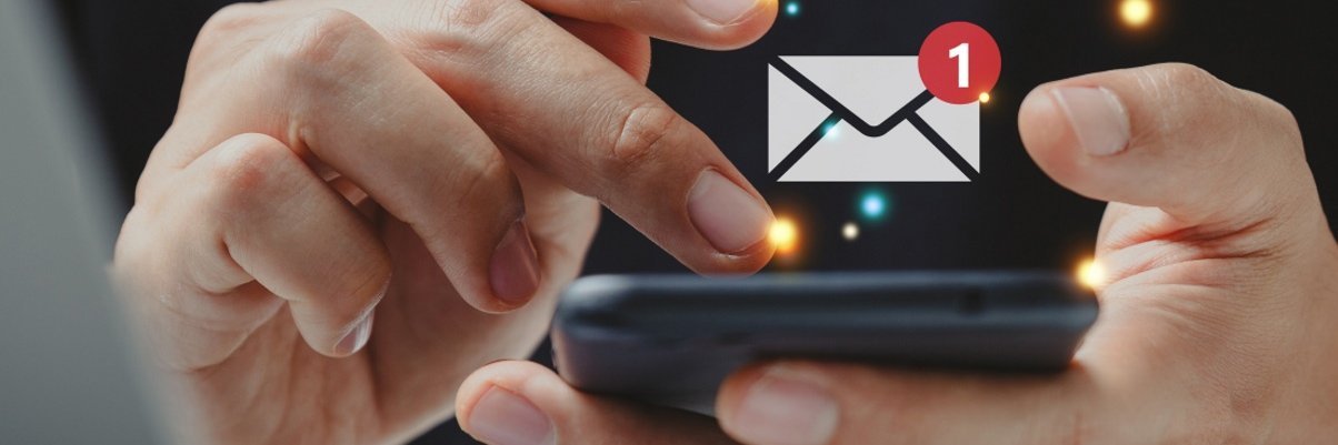 Zwei Hände halten ein Mobiltelefon. 