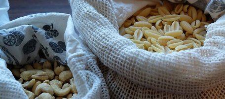 Unverpackte Nuden und Nüsse in einem Biobeutel