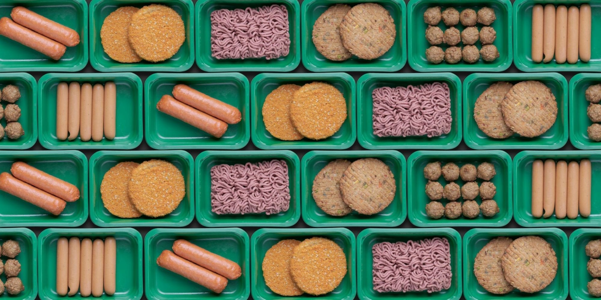 Verschiedene Fleischalternativen in grünen Plastikschalen.. Artikel "Pflanzliche Alternativen zu Fleisch" öffnen.