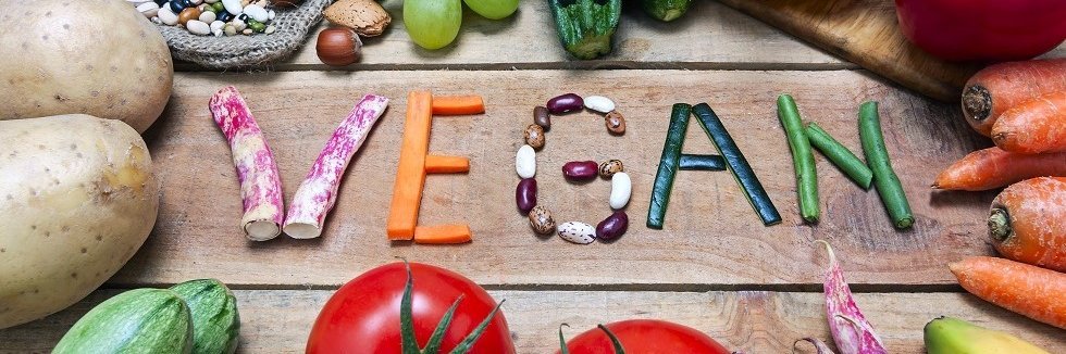 Das Wort "Vegan" mit Gemüse geschrieben.