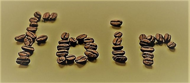 Schriftzug "fair" aus Kaffeebohnen gelegt