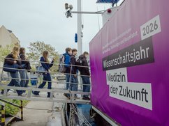 Jugendliche gehen an Bord des Ausstellungsschiffs MS Wissenschaft