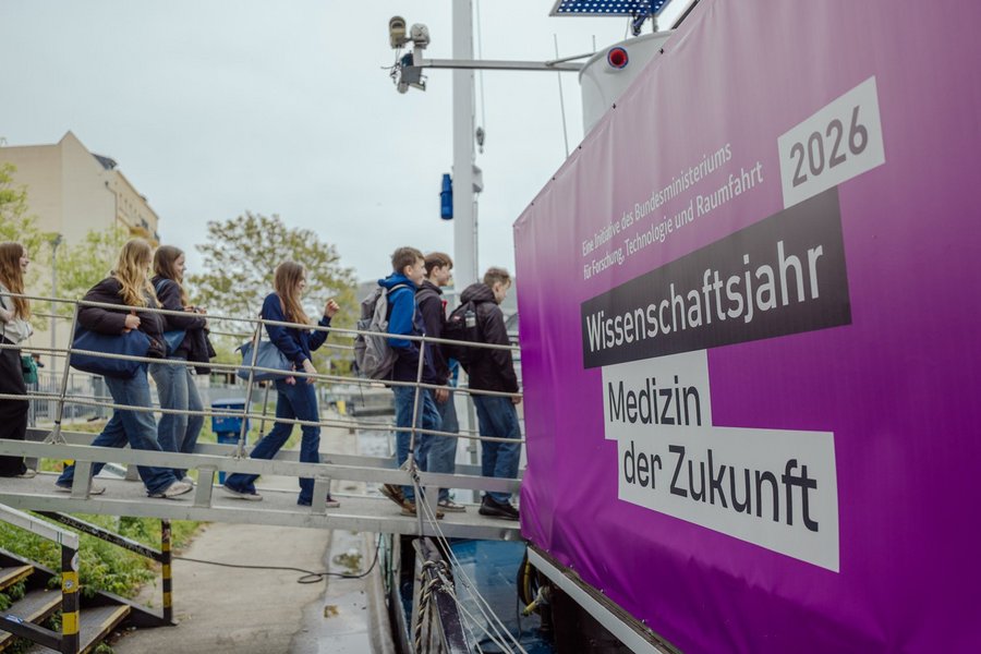Jugendliche gehen an Bord des Ausstellungsschiffs MS Wissenschaft