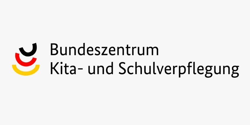 Das Logo des Bundeszentrums Kita und Schulverpflegung dargestellt durch 3 stilisierte Teller in Schwarz, Rot und Gold und den Schriftzug des Namens auf weißem Untergrund.. Artikel "Aus NQZ wird „Bundeszentrum Kita- und Schulverpflegung“" öffnen.