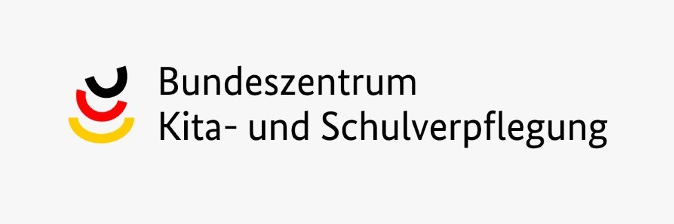Das Logo des Bundeszentrums Kita und Schulverpflegung dargestellt durch 3 stilisierte Teller in Schwarz, Rot und Gold und den Schriftzug des Namens auf weißem Untergrund.