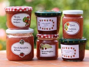 Sechs beschriftete Gläser mit unterschiedlichen selbst gekochten Marmeladen.