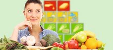 Frau vor Gemüse und Obst dahinter E-Pyramide
