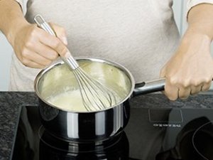 eine Person rührt die Käsesoße an.