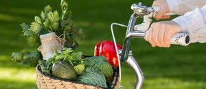 Fahrradkorb mit Gemüse