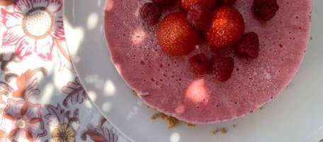 Rosafarbene Eistorte mit Früchten dekoriert 