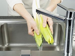 Eine Person wäscht Lauch.