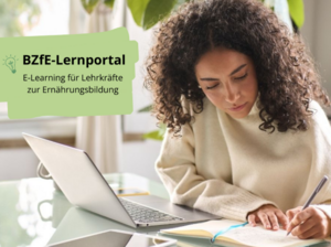 Frau am Laptop mit Notizbuch