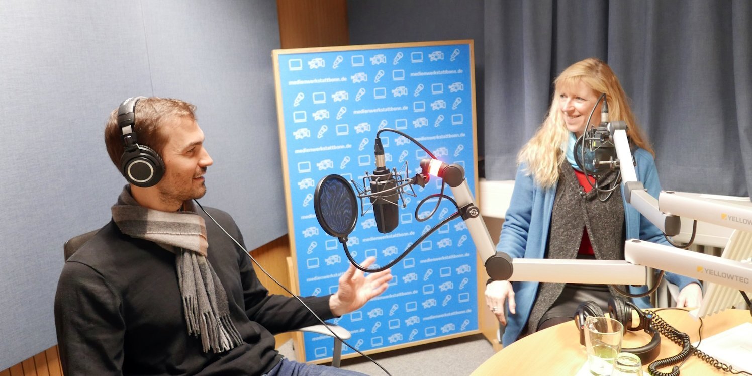 Ein Mann und eine Frau sitzen in einem Tonstudio.. Artikel "Textversion Audio "Foodsteps": Vom Veganer zum Vermarkter von Bio-Fleisch" öffnen.