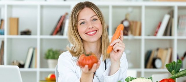 Ernährungsberaterin mit Gemüse