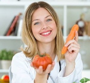 Ernährungsberaterin mit Gemüse