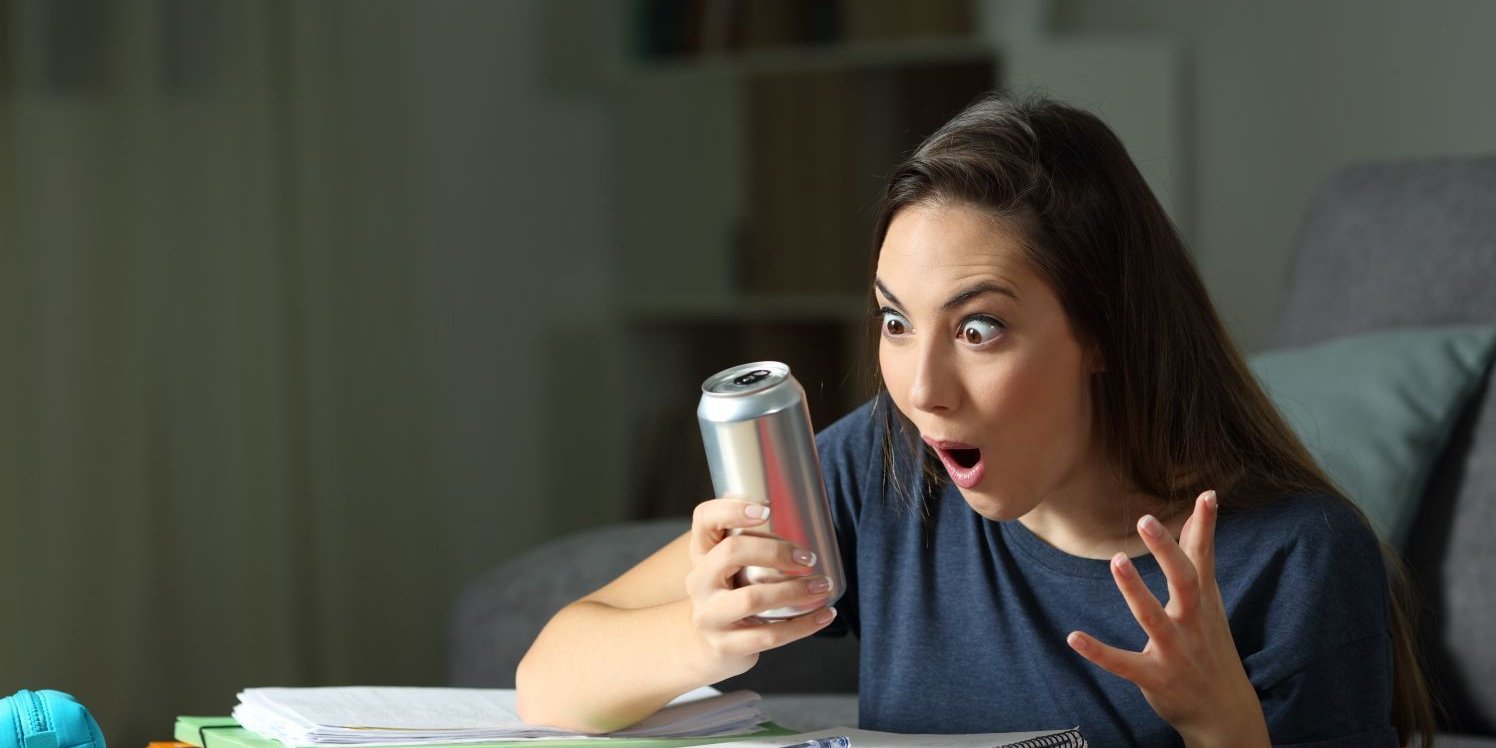 Mädchen hält Energydrink in der Hand und schaut entsetzt auf die Dose.. Artikel "Schutz von Kindern und Jugendlichen vor überhöhtem Energydrink-Konsum" öffnen.