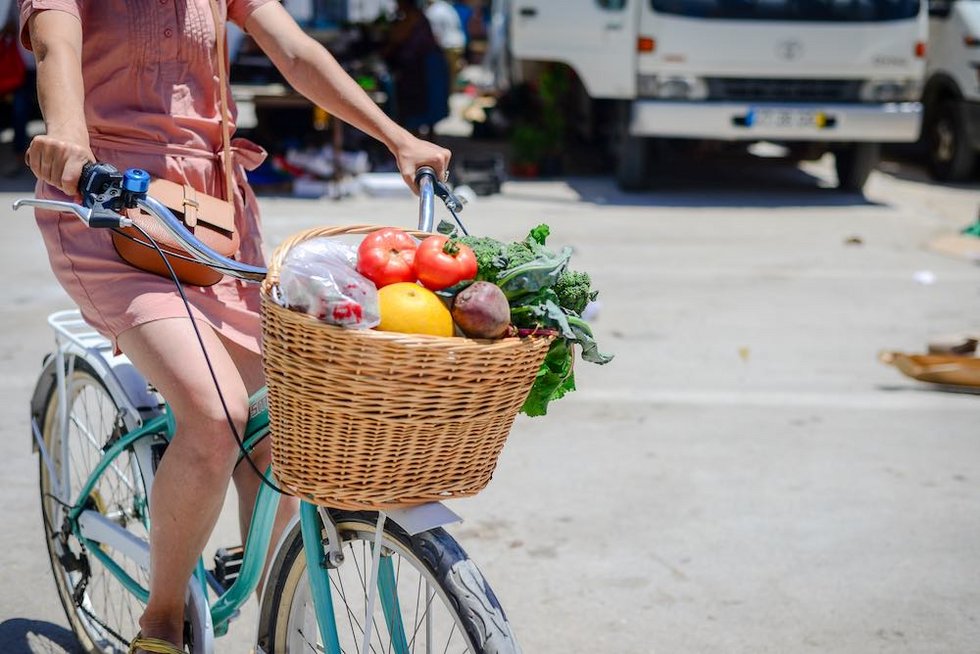 Fahrrad mit Gemüse im Korb