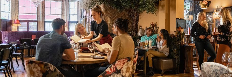 Bild aus einem gut gefüllten Restaurant.