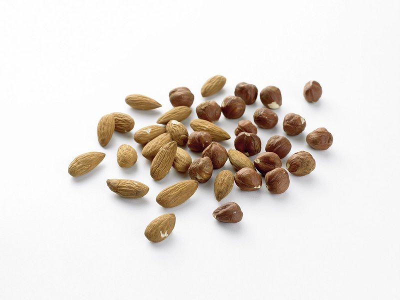 Es sind lose Mandeln und Haselnüsse abgebildet.