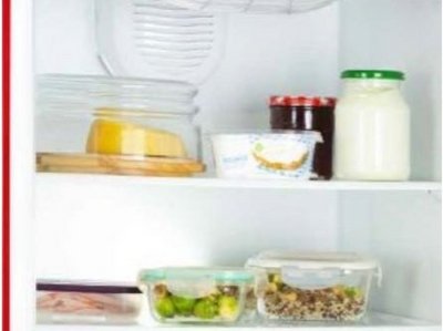 Geöffneter Kühlschrank mit abgedeckten Lebensmitteln.