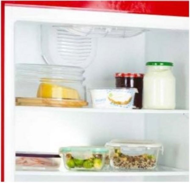 Geöffneter Kühlschrank mit abgedeckten Lebensmitteln.