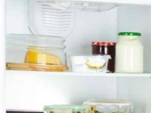 Geöffneter Kühlschrank mit abgedeckten Lebensmitteln.