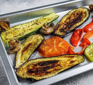 Gemüse in einer Grillschale