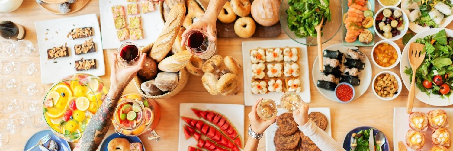 Auf einem Tisch steht eine bunte, vielfältige Auswahl an Gerichten mit und ohne Fleisch. 