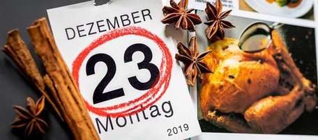 Kalenderblatt des 23. Dezembers, daneben Sternanis und Zimtstangen sowie das Bild eines Geflügelbratens.
