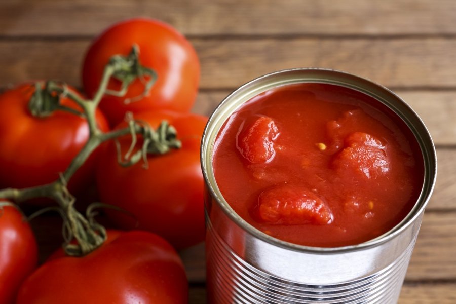 Es ist eine geöffnete Dose mit geschälten Tomaten abgebildet.
