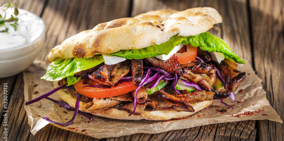 Ein Döner mit Fleischeinlage.